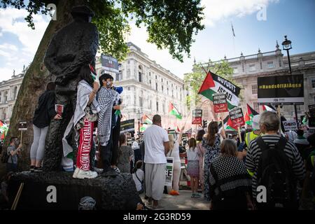 Whitehall, Londra, Regno Unito. 12 giugno 2021. Migliaia di manifestanti organizzano una protesta fuori da Downing Street a Londra in coincidenza con il vertice del G7 taki Foto Stock