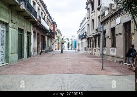 MONTEVIDEO, URUGUAY - FEB 19, 2015: Vista di una strada nel centro di Montevideo. Foto Stock