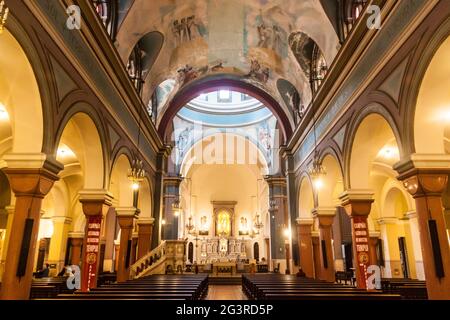 MONTEVIDEO, URUGUAY - FEB 19, 2015: Interno della chiesa Parroquia Nuestra Senora del Carmen a Montevideo, Uruguay. Foto Stock