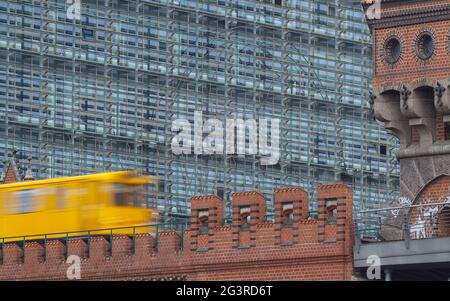 La metropolitana di Berlino attraversa il ponte Oberbaum (Friedrichshain / Kreuzberg) Foto Stock