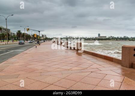 MONTEVIDEO, URUGUAY - 19 FEBBRAIO 2015: Vista della strada costiera Rambla Republica Argentina nel centro di Montevideo. Foto Stock