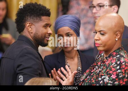 Il musicista Usher, Rep. Ilhan Omar (D-MN) e la congresswoman Ayanna Pressley (ma-07) parlano prima che il presidente Joe Biden firmi il Juneteicentesimo National Independence Day Act in legge nella stanza orientale della Casa Bianca il 17 giugno 2021 a Washington, DC. Foto di Oliver Contreras/piscina/ABACAPRESS.COM Foto Stock