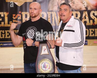 Profi Boxer Roman Gorst campione tedesco di pesi massimi con cintura campione e manager Thomas Holefeld Foto Stock