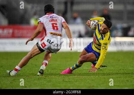 Gareth Widdop (7) di Warrington Wolves evade il trio di Jonny Lomax (6) di St Helens Foto Stock