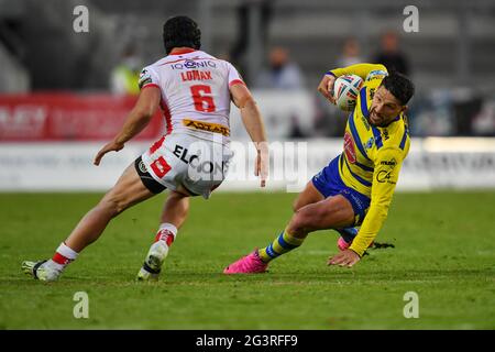 Gareth Widdop (7) di Warrington Wolves evade il trio di Jonny Lomax (6) di St Helens in, il 6/17/2021. (Foto di Craig Thomas/News Images/Sipa USA) Credit: Sipa USA/Alamy Live News Foto Stock