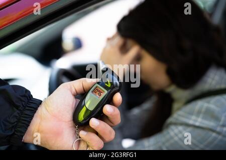 Donna triste con intossicazione di alcol fermato da poliziotto Foto Stock