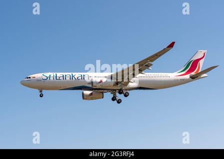 SriLankan Airlines Airbus A330 Airliner Jet Plane 4R-ALM in finale per atterrare all'aeroporto di Londra Heathrow, Regno Unito, con il tempo di sole. Compagnia aerea dello Sri Lanka Foto Stock