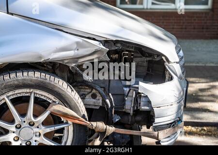 Avvertenza strade non sicure. Assicurazione auto e riparazione Foto Stock