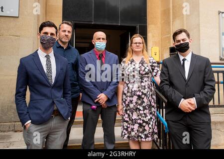 Northampton, Regno Unito. 17 Giugno 2021. NORTHAMPTON, INGHILTERRA. IL 17 giugno, i manifestanti della ribellione estinzione manifestano fuori dalla Northampton Magistrates Court a sostegno dei tre manifestanti arrestati per essere stati recruolati a Barclays a Londra il 7 aprile 2021, giovedì 17 giugno 2021. ( Credit: Leila Coker/Alamy Live News Foto Stock