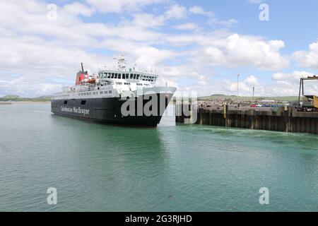 Ardrossan, Nord Ayrshire, Scozia, Regno Unito 17 giugno 2021. Caledonian MacBrayne l'isola Ro-Ro MV di Arran in arrivo. Apertura sportelli ad arco Foto Stock