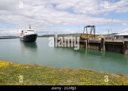 Ardrossan, Nord Ayrshire, Scozia, Regno Unito 17 giugno 2021. Caledonian MacBrayne l'isola Ro-Ro MV di Arran in arrivo. Apertura sportelli ad arco Foto Stock