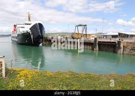 Ardrossan, Nord Ayrshire, Scozia, Regno Unito 17 giugno 2021. Caledonian MacBrayne l'isola Ro-Ro MV di Arran in arrivo. Apertura sportelli ad arco Foto Stock