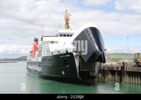 Ardrossan, Nord Ayrshire, Scozia, Regno Unito 17 giugno 2021. Caledonian MacBrayne l'isola Ro-Ro MV di Arran in arrivo. Apertura sportelli ad arco Foto Stock