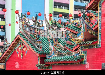 Intricati draghi sul tetto del Tempio di He Hong San si a Kuching, Malesia Foto Stock