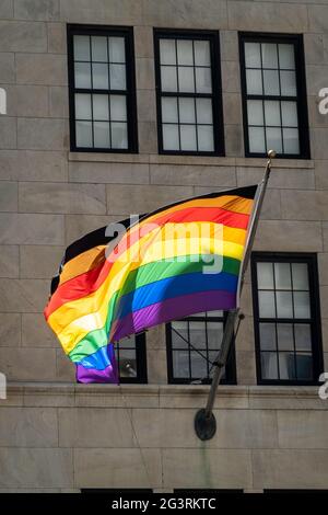 Rainbow Pride Flag si trova sulla Fifth Avenue a New York City, Stati Uniti Foto Stock