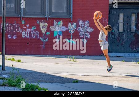 Philadelphia, Pennsylvania, Stati Uniti. 17 Giugno 2021. SHANTE HILL, 7, di Filadelfia, Pennsylvania, è in forma perfetta come gioca a pallacanestro Giovedi su un campo giochi scolastico nel quartiere Germantown di Filadelfia. Credit: Jim Z. Rider/ZUMA Wire/Alamy Live News Foto Stock