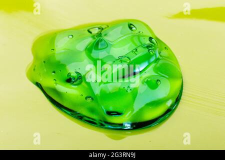 Tessuto cosmetico spremuto gel crema trasparente isolato su fondo bianco. Primo piano goccia di siero ectoplasma trasparente Foto Stock