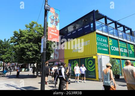 Buck Street Market, composto da 52 contenitori per spedizioni, un locale colorato a Camden, a nord di Londra, dedicato a cibo sostenibile e moda etica, Regno Unito Foto Stock