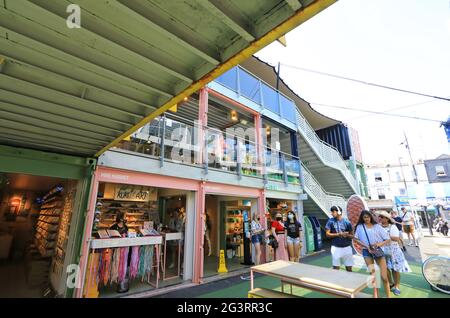 Buck Street Market, composto da 52 contenitori per spedizioni, un locale colorato a Camden, a nord di Londra, dedicato a cibo sostenibile e moda etica, Regno Unito Foto Stock