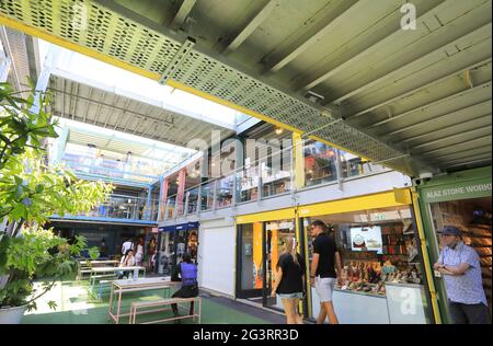 Buck Street Market, composto da 52 contenitori per spedizioni, un locale colorato a Camden, a nord di Londra, dedicato a cibo sostenibile e moda etica, Regno Unito Foto Stock