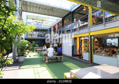 Buck Street Market, composto da 52 contenitori per spedizioni, un locale colorato a Camden, a nord di Londra, dedicato a cibo sostenibile e moda etica, Regno Unito Foto Stock