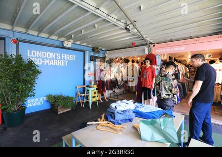 Buck Street Market, composto da 52 contenitori per spedizioni, un locale colorato a Camden, a nord di Londra, dedicato a cibo sostenibile e moda etica, Regno Unito Foto Stock