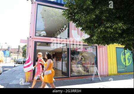 Buck Street Market, composto da 52 contenitori per spedizioni, un locale colorato a Camden, a nord di Londra, dedicato a cibo sostenibile e moda etica, Regno Unito Foto Stock