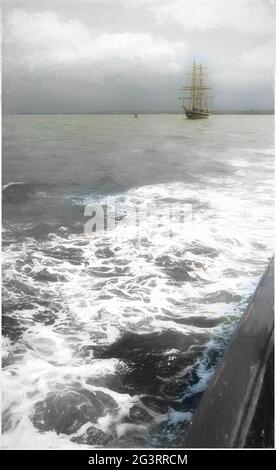 Nave alta sul Mersey dal traghetto "Royal Iris" Foto Stock