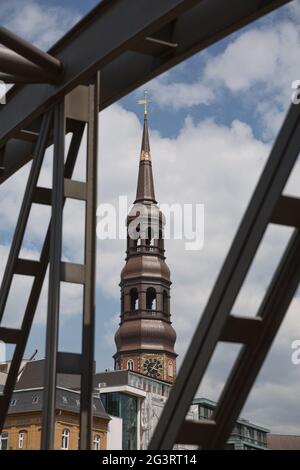 Chiesa storica di Santa Caterina (Katharinenkirche), una delle cinque principali chiese luterane (Hamburger Hauptkirchen) con ol Foto Stock
