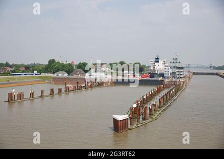 La nave da crociera passa davanti al blocco Holtenau del canale di Kiel per continuare il viaggio verso il Mar Baltico. Foto Stock