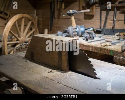 Sega da tavolo in un luogo di lavoro dei falegnami Foto Stock