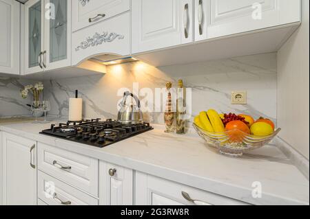 Cucina moderna di colore bianco in stile classico Foto Stock