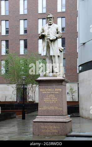 Statua di Hugh Stowel Brown su Hope Street a Liverpool Foto Stock