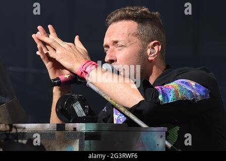 New York, NY, Stati Uniti. 17 Giugno 2021. Chris Martin, Coldplay sul palco per COLDPLAY, si esibisce alla NBC TODAY SHOW Summer Concert Series, NBC Studios, New York, NY 17 giugno 2021. Credit: Kristin Callahan/Everett Collection/Alamy Live News Foto Stock