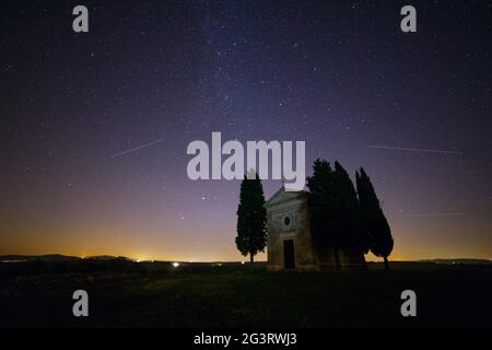 Cielo stellato sulla Chiesa Foto Stock