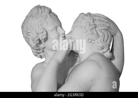 Coppia di giovani statue sono bacianti, isolati su sfondo bianco. Kiss marmo antica scultura Foto Stock