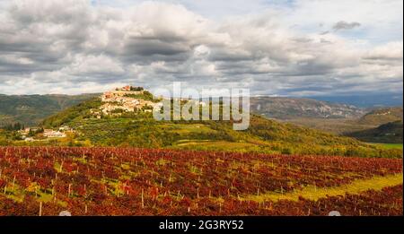 Panorama del grazioso villaggio di Motovun in Istria Foto Stock