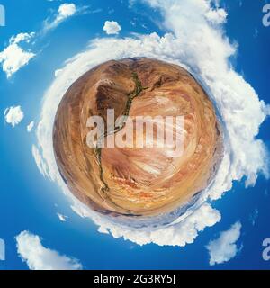 Piccola trasformazione del pianeta di panorama sferico a 360 gradi di Altai Marte Foto Stock