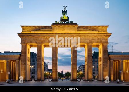 Brandenburger Tor illuminato al mattino, Germania, Berlino Foto Stock