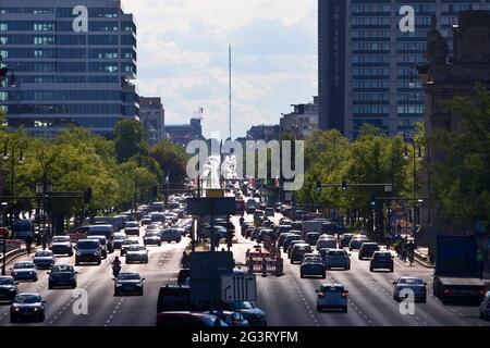 Traffico pesante su Strasse des 17. Juni (via 17 giugno), Berlino-Mitte, Germania, Berlino Foto Stock