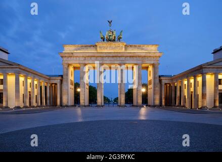 Brandenburger Tor illuminato al mattino, Germania, Berlino Foto Stock