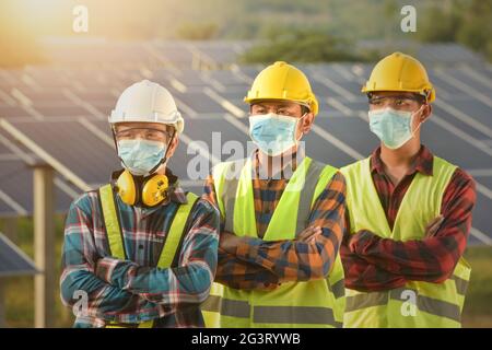 Ritratto di tre ingegneri su una centrale elettrica in cantiere Foto Stock