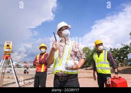 Surveyor ingegnere lavoratore che effettua la misurazione con teodolite su roa Foto Stock