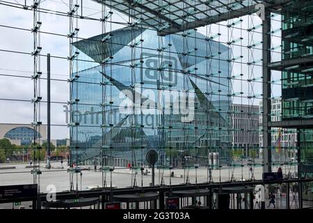 Cube Berlino visto attraverso il rivestimento di vetro della stazione principale, Washington Square, Germania, Berlino Foto Stock