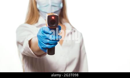 La lavoratrice medica femminile misura la temperatura con un termometro. Primo piano. Foto Stock