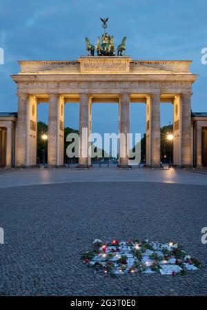 Illuminato Brandenburger Tor al mattino con protesta silenziosa sulla Pariser Platz (Piazza Parigi), Germania, Berlino Foto Stock