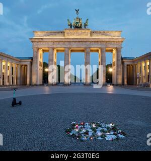 Illuminato Brandenburger Tor al mattino con protesta silenziosa e parcheggiato su e-Scooter sulla Pariser Platz (Piazza di Parigi), Germania, Berlino Foto Stock