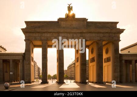 Brandenburger Tor al mattino presto in retroilluminazione, Germania, Berlino Foto Stock