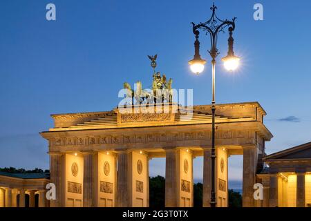 Quadriga sulla Brandenburger Tor con storica lanterna a gas sulla Pariser Platz (Piazza di Parigi) in serata, Germania, Berlino Foto Stock