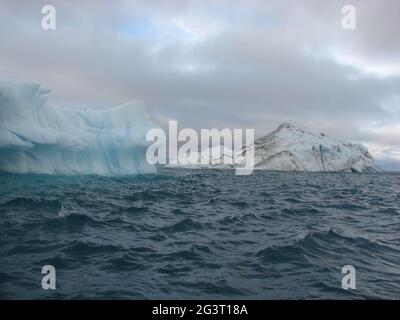 Roccia di ghiaccio artica nel mare Foto Stock